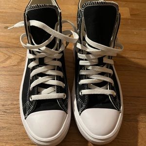 Converse Chuck Taylor All Star Move: feature a fashion-forward angular platform